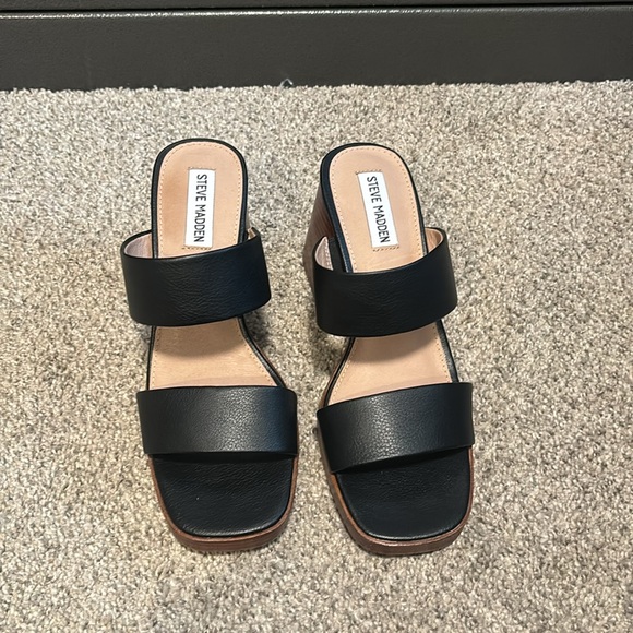 Steve Madden black leather heeled sandals - Picture 2 of 4